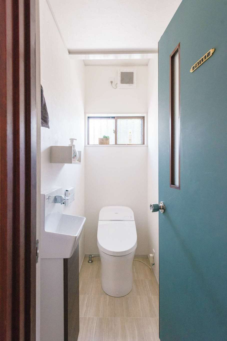 興友ハウス｜古い便器を交換し、空間ごと一新。明るく使い勝手のいい空間に。扉はご主人が自ら塗装