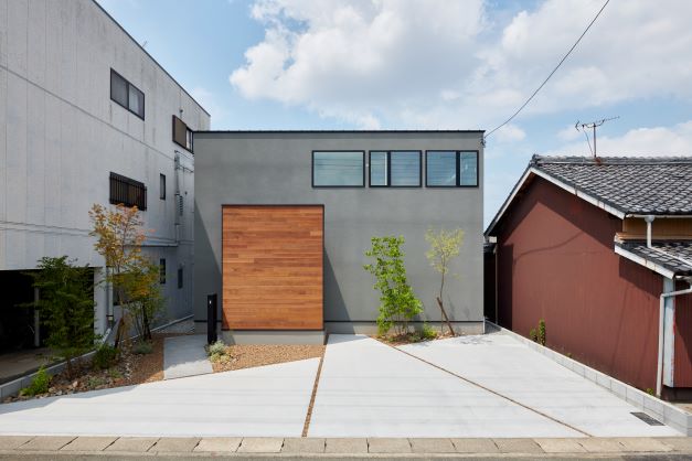 S.CONNECT（エスコネクト）【デザイン住宅、間取り、建築家】シンプルなフォルムの外観。グレーの外壁に板張りがアクセント