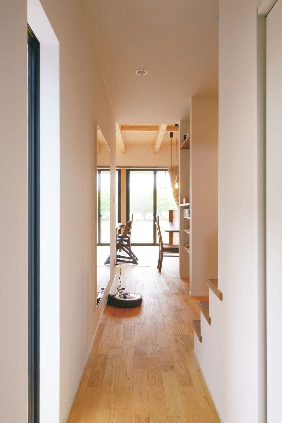 MABUCHI【子育て、間取り、建築家】視線が遠くに抜けるホール。天井や窓に高低差を付け、より開放的に感じるように計算されている