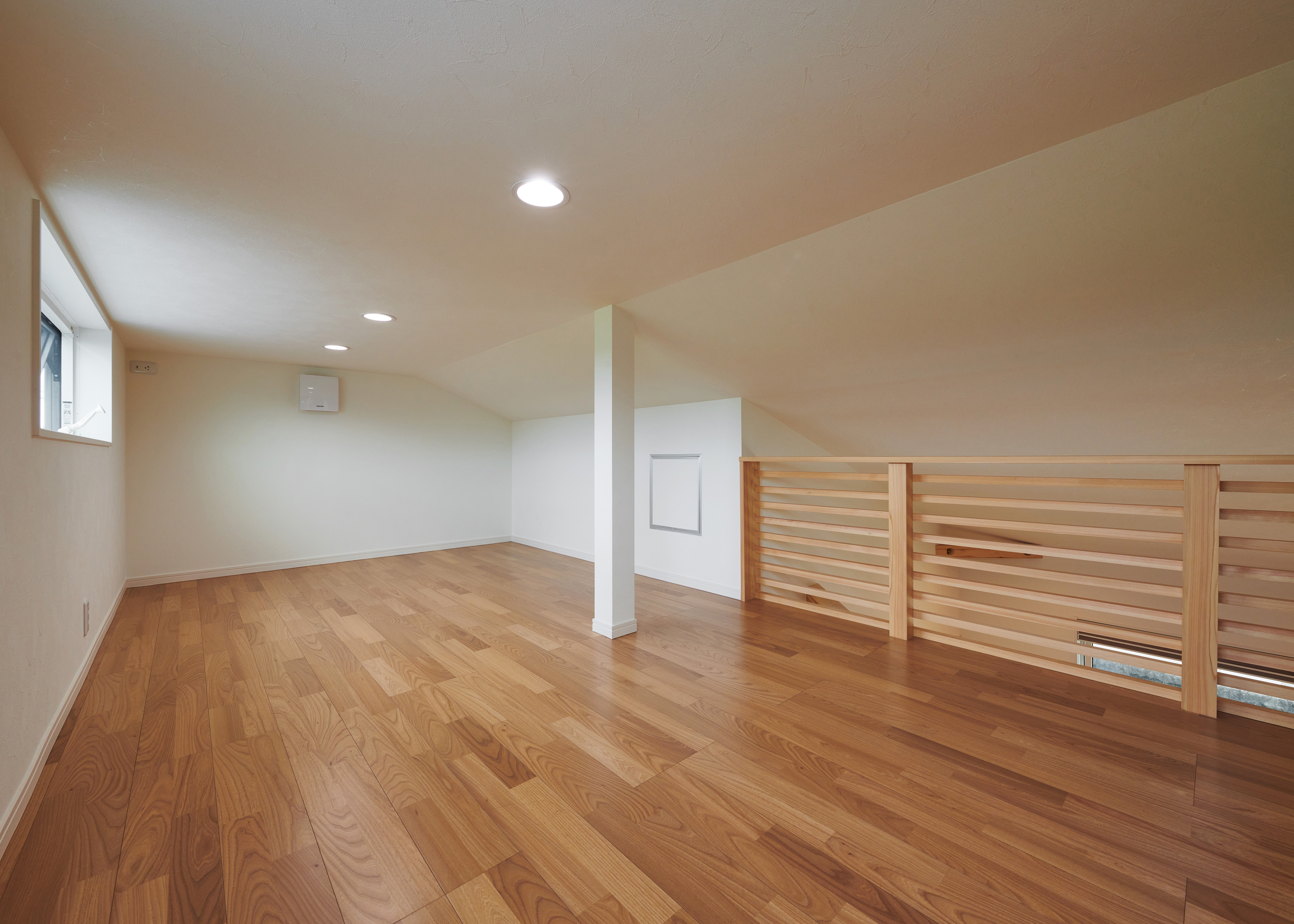 子育て安心住宅＆デザインラボ【1000万円台、夫婦で暮らす、平屋】小屋裏スペースは2か所あり、収納スペースに利用できるほか、孫が遊びに来たときの遊び場や寝室などフレキシブルに利用できる