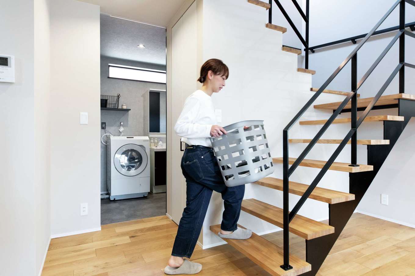 KUREKEN HAUS（榑林建設）【デザイン住宅、趣味、間取り】リビング階段は、洗面脱衣所からも近い位置にすることで、ランドリールームまでの動線を短縮。ナチュラルな空間にアイアンのブラックがアクセントを添える
