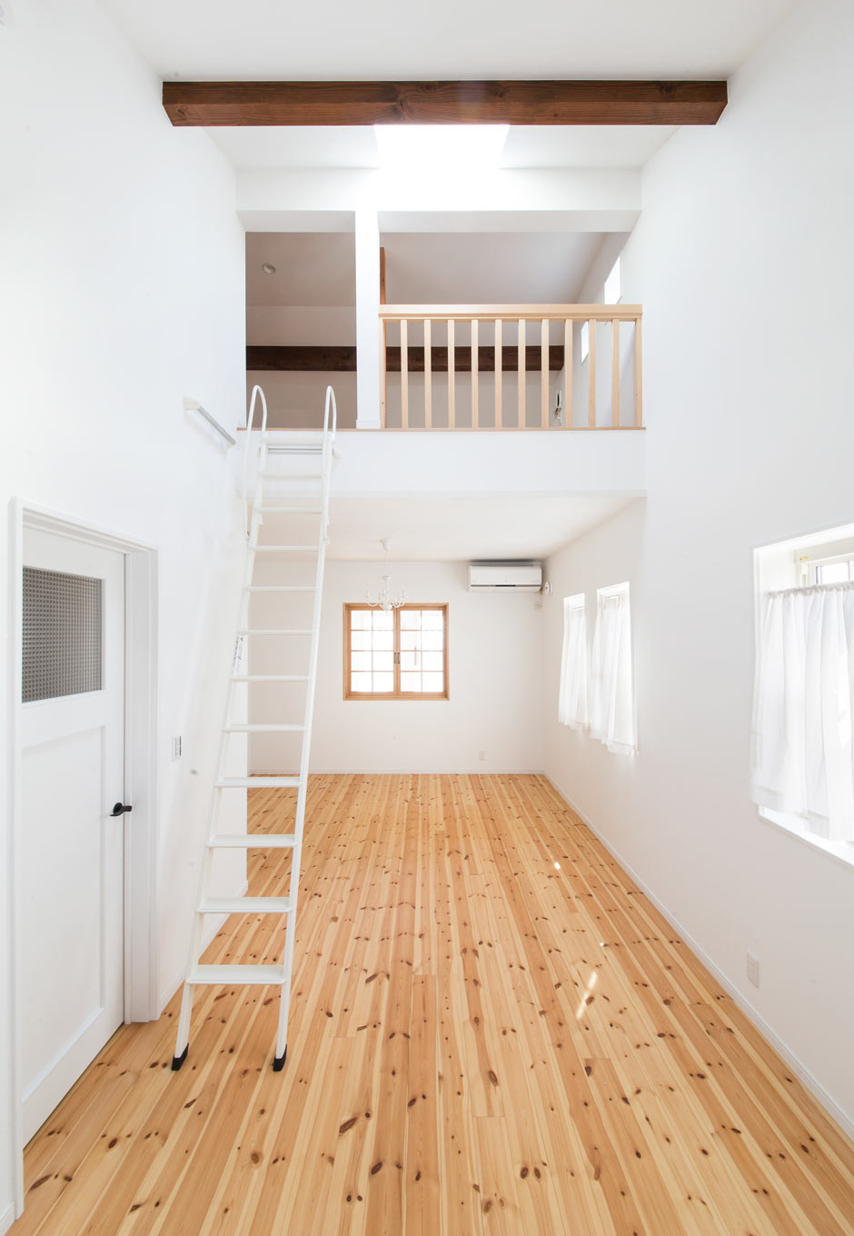 DISTANCE 野本建築【子育て、省エネ、インテリア】子ども部屋から上がるロフトへとつながるはしごは、気分をワクワクさせる