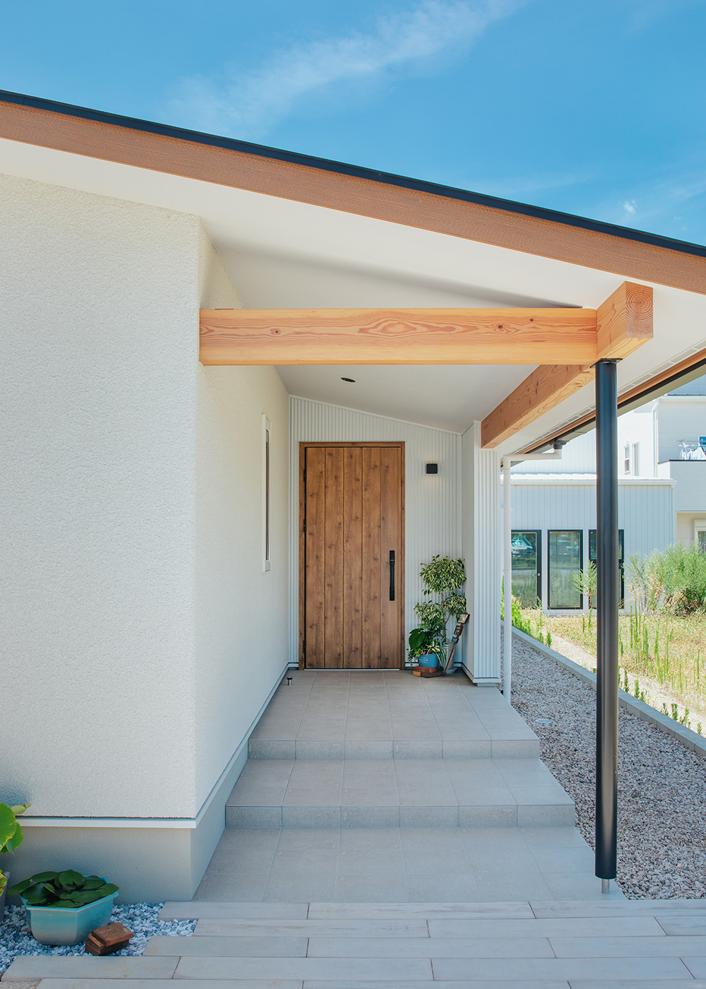 小幡建設【デザイン住宅、収納力、趣味】軒の深い玄関ポーチは雨の日もストレスフリー