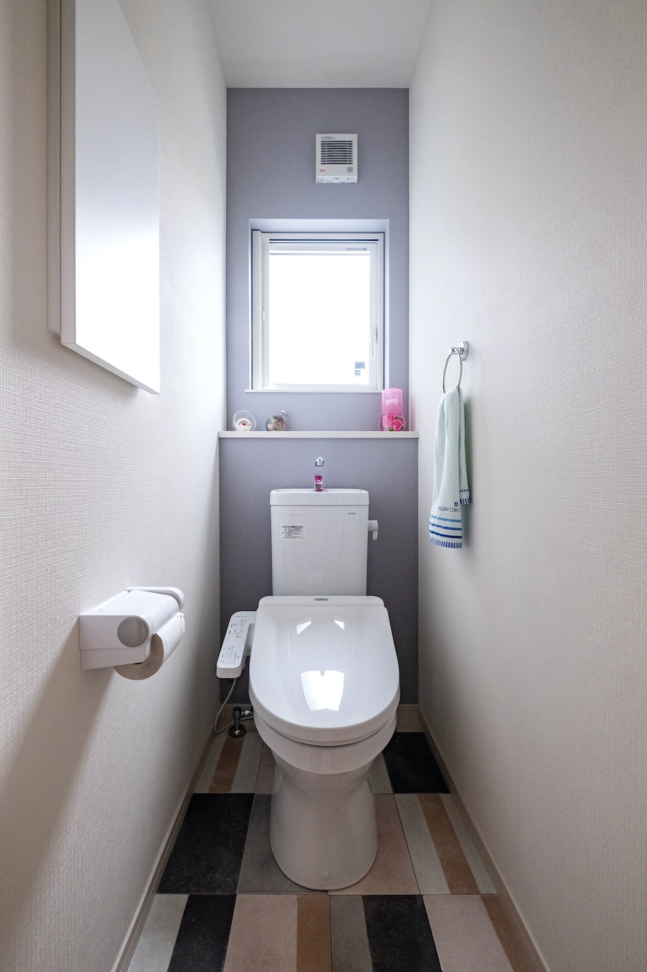 イデキョウホーム【デザイン住宅、収納力、省エネ】トイレは1階と2階それぞれに設置。朝の混雑時や来客時も気兼ねなく使用できる