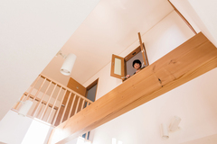 リビングの吹き抜けを見上げた先は子ども部屋。窓ごしに会話でき、気配を感じられるのもポイント。電気が消えれば「 ああ 、眠ったな」とわかるのもいい感じ。