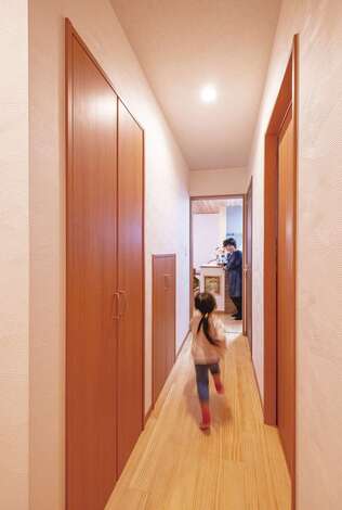 玄関ホールから水回りとキッチンを結ぶ動線。来客時に和室を通らずに行き来できる