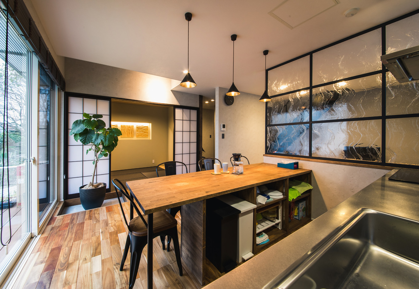 SEIEN ARCHITECT【デザイン住宅、建築家、インテリア】キッチン側から眺めたダイニングと和室。和室の奥やリビングまで見通せるので、家族がどこにいても気配を汲み取れる