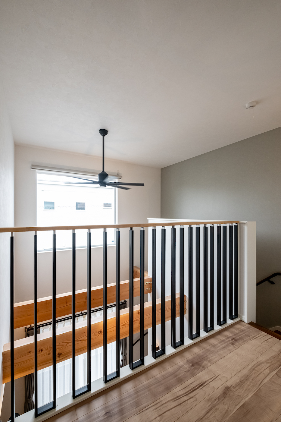 イデキョウホーム【子育て、収納力、省エネ】階段の上からリビングを見下ろす吹き抜け。シーリングファンを設置し空気を循環させることで、全館空調がより効率的に