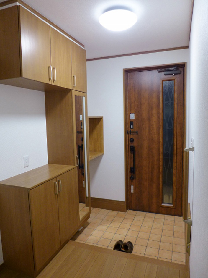 建築システム（狭小住宅専門店）【1000万円台、二世帯住宅、狭小住宅】玄関靴箱の横にもう一つＢＯＸを設置。息子さんの野球用品専用の収納に