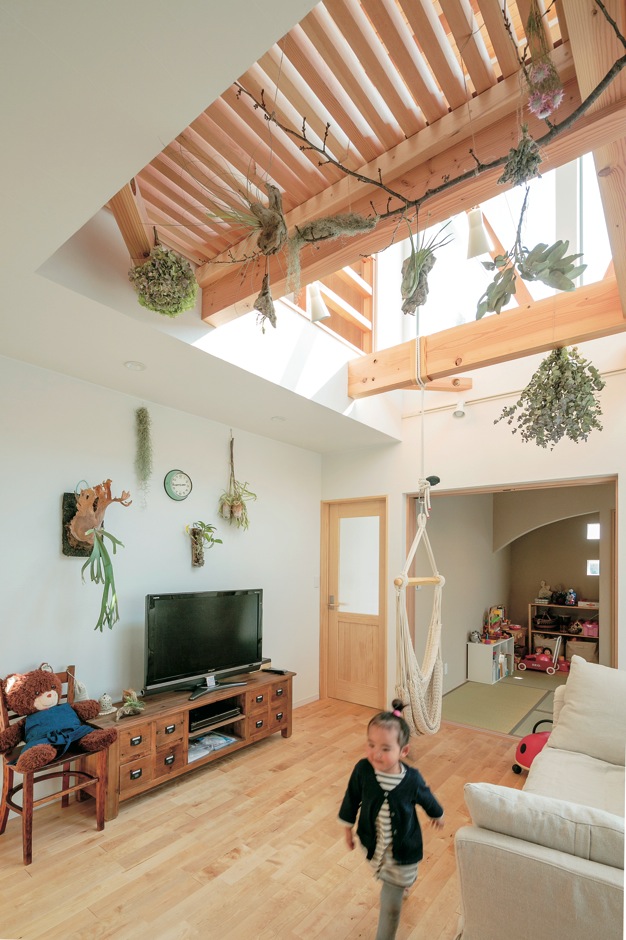 アトリエサクラ【子育て、省エネ、間取り】リビングとつながった和室は子どもを遊ばせたりお昼寝させたりするのにぴったり。家事やママ友とおしゃべりしながらでも、子どもに目が届く