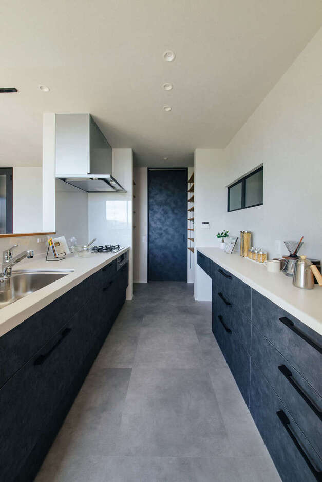 玄関〜パントリー〜キッチンへとスムーズにつながる動線。ワークスペースを広くしたことで、大人が数人入っても窮屈に感じない