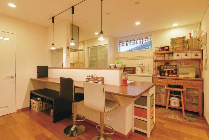 住宅工房 アリアンス｜キッチンのすぐそばに奥さまの家事コーナーを造作。ミシンやPCなど、趣味の時間も確保した