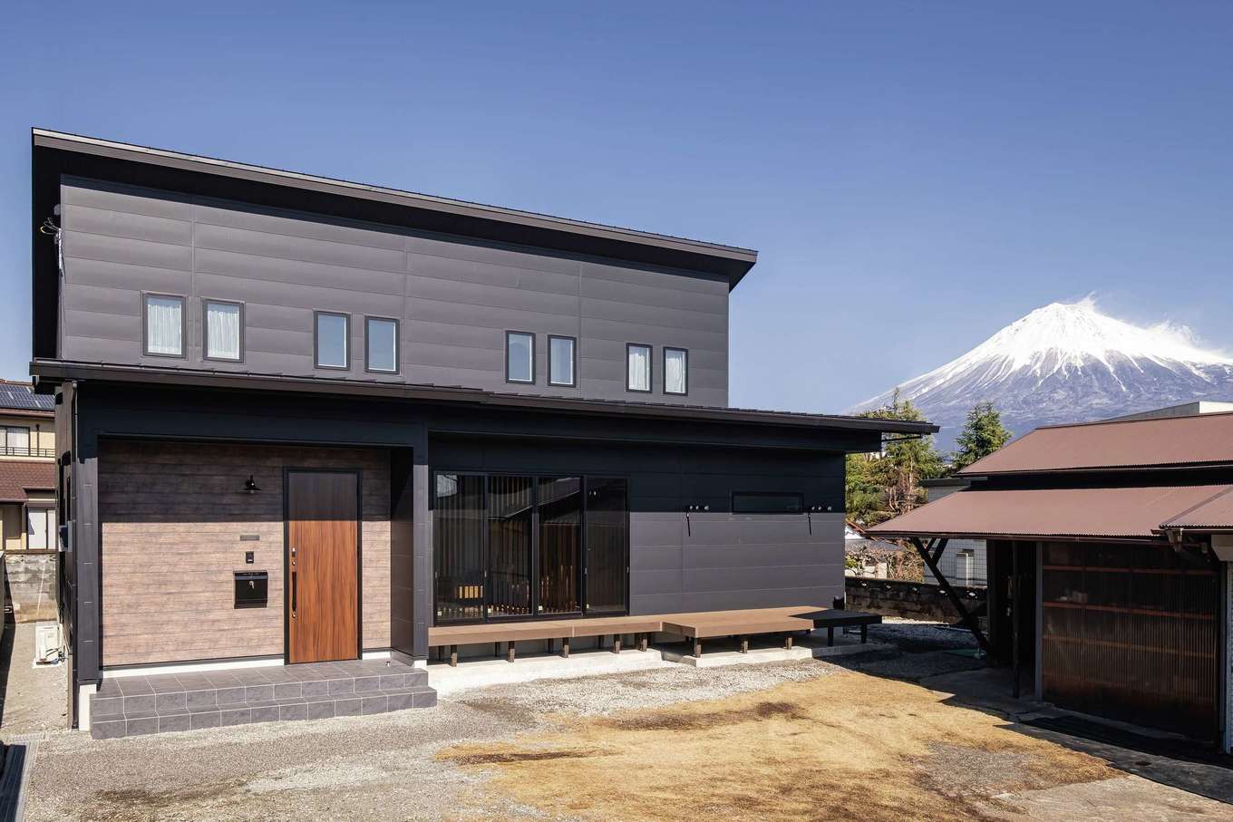 静鉄ホームズ【デザイン住宅、収納力、間取り】外観は、縦に貼られることの多い金属サイディングを横方向に。洗練と安心感が調和する