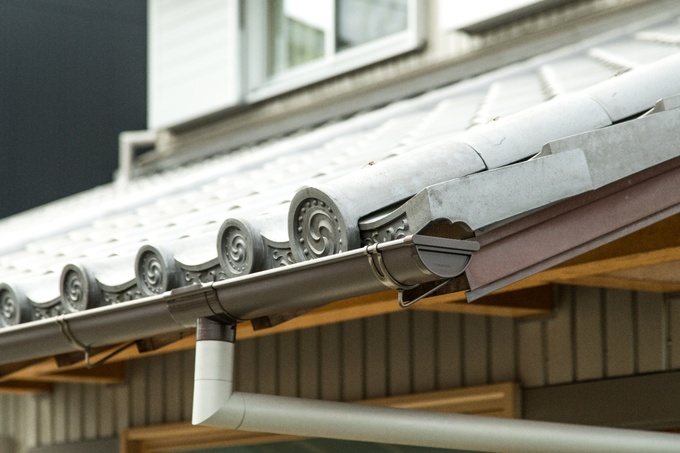 軒先の伝統的な京花模様が印象的