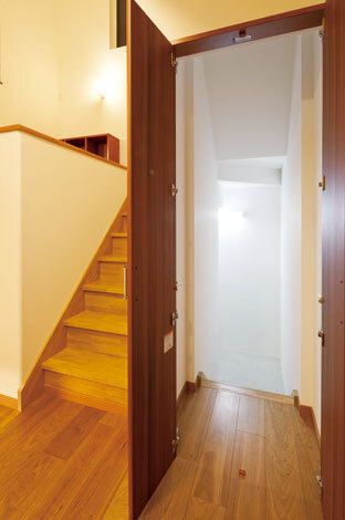 ホビールームの下はたっぷりの収納。階段横のドアが入り口