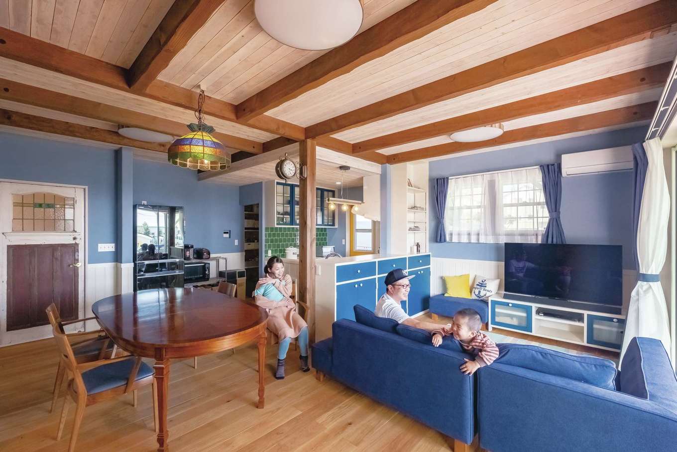 富士ホームズデザイン【デザイン住宅、子育て、インテリア】床はオーク、壁は珪藻土、天井はスギ。床には床暖房が採用され、体にやさしいぬくもりがもたらされる