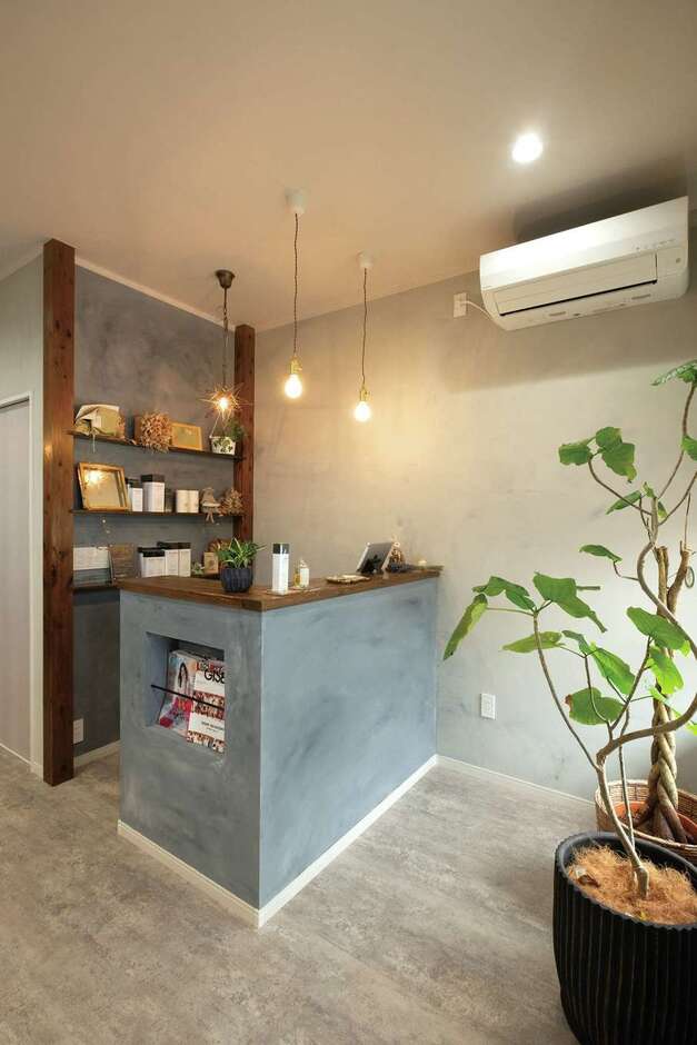 かわいいレジカウンターも無垢材で造作