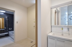 洗面スペースと脱衣室は扉で空間を隔て、取り合いが起こらないようにプランニング。
