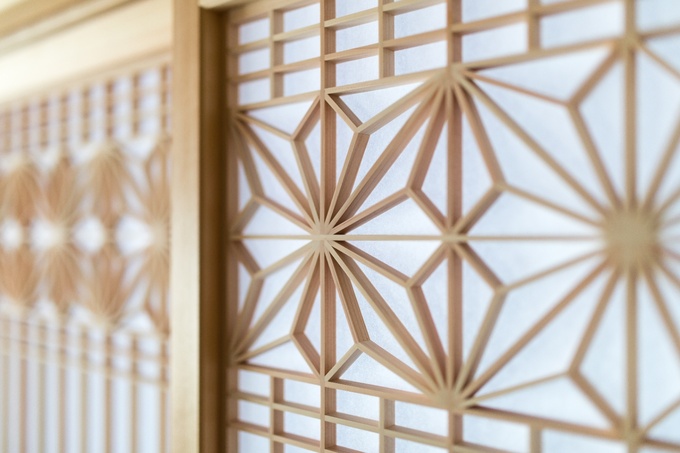 伝統的な木組みの技術が光る美しい格子細工の床の間建具。書院造りに洗練されたアクセントを加えている。