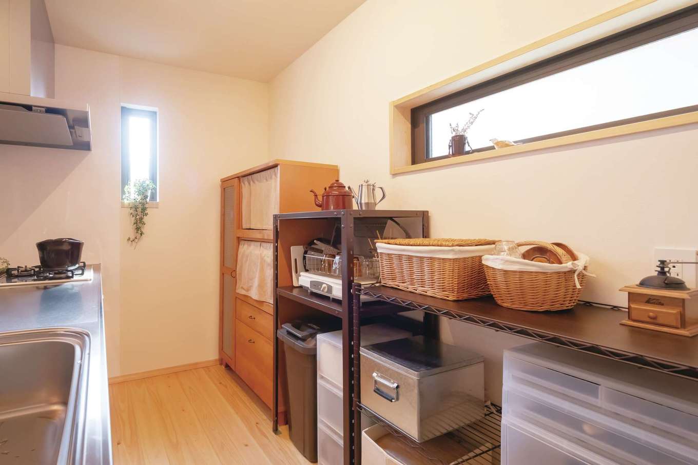 フジモクの家（富士木材）【子育て、自然素材、間取り】経年美のある手持ちの家具でコーディネートしたキッチン