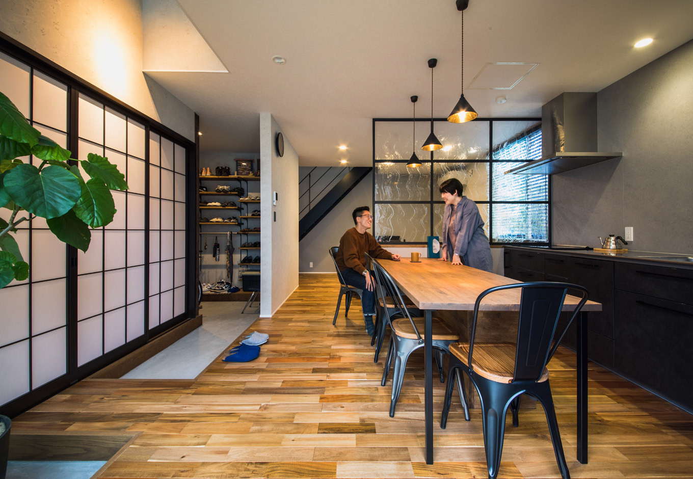 SEIEN ARCHITECT【デザイン住宅、建築家、インテリア】玄関から土間がLDKの奥まで続き、ダイニングと離れの和室をゾーニング。土間を接点に、インダストリアルな空間と和の空間が絶妙に融和している