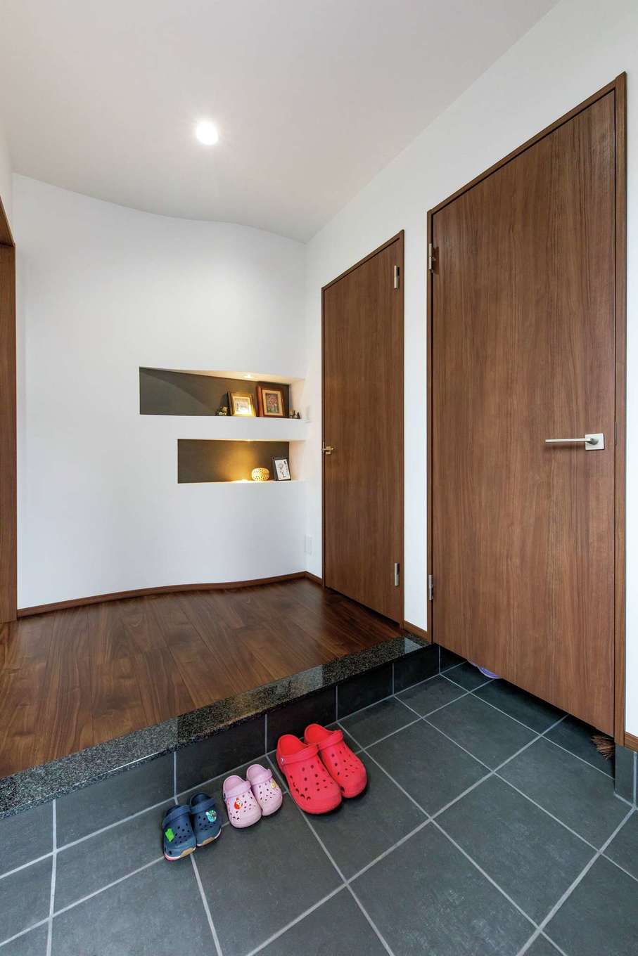 -delphi- デルフィ（藤井建築事務所） 【デザイン住宅、間取り、建築家】玄関には、たっぷりしまえる土間収納を設置。扉が２つあるのは、土間と室内の二方向から出入りできるようになっているから