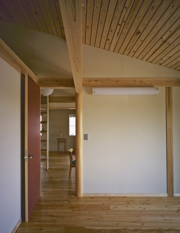 アクトホーム【自然素材、省エネ、建築家】天井はあえて板の間を開けて施工。「木繊維断熱材」が持つ吸音・調湿機能を最大限発揮できる
