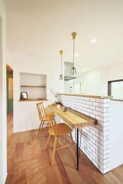 カフェスタイルのかわいいキッチン。朝食はカウンターで簡単に済ませる