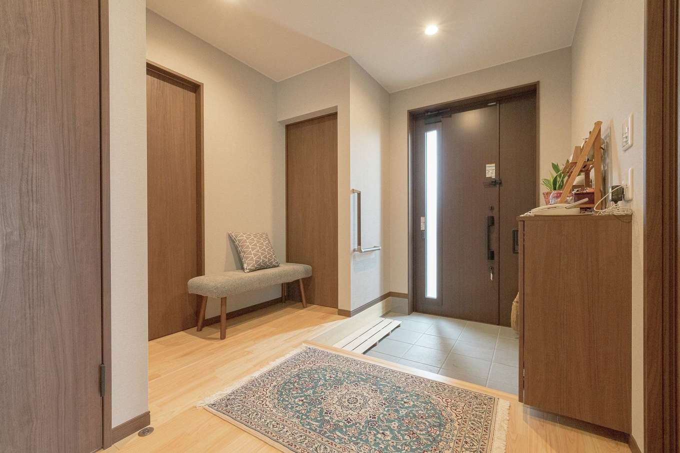 片山建設【夫婦で暮らす、間取り、平屋】スペースは限られているが、玄関は広めにするよう要望。2つのトイレと日用品や掃除用具などを納めるクローゼットをレイアウト