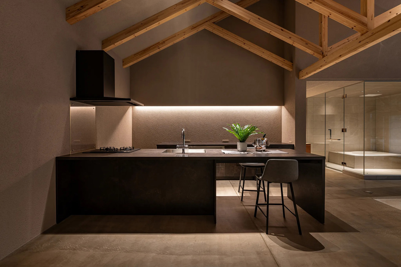 la CASA（ラ・カーサ）【デザイン住宅、平屋、ガレージ】勾配天井のLDK。キッチンとダイニングテーブルが一体化したGRAFTEKTのポポラートがインテリアの一部として存在感を発揮している