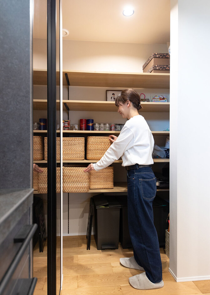 食品から日用品のストックまで、すっきりと収納できるキッチン脇のパントリー