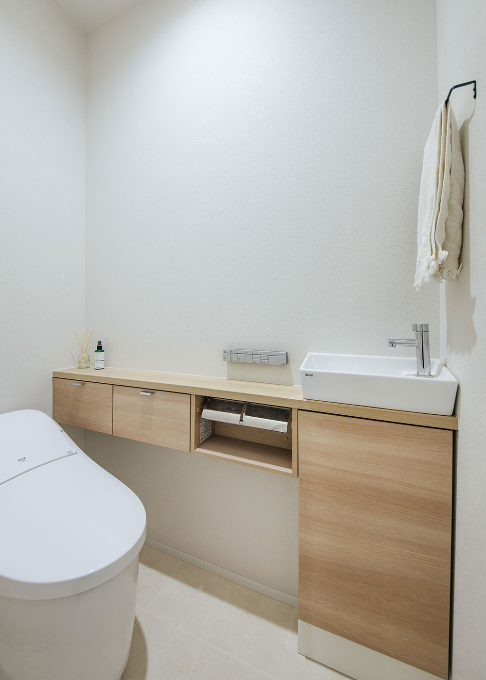 フジモクの家（富士木材）【自然素材、狭小住宅、省エネ】1階トイレ。カウンターは手洗い＆収納付き