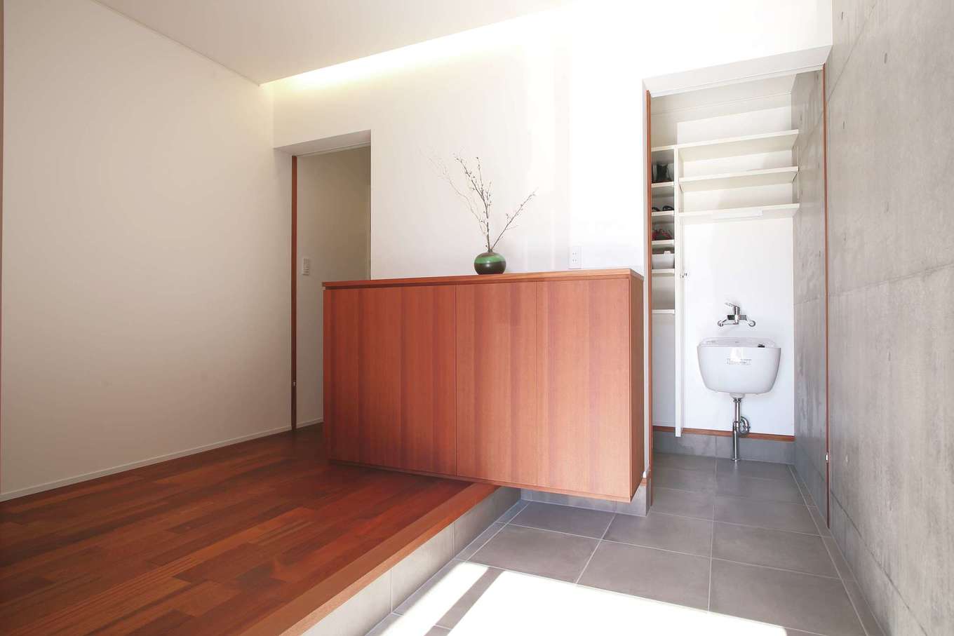 神谷綜合建設 カミヤの家【デザイン住宅、収納力、二世帯住宅】玄関ホールは一見シンプルでスタイリッシュな空間だが、扉を開くと手洗いや大容量の収納があって機能的。「小さな子どもがいても安心！」と奥さまも大満足