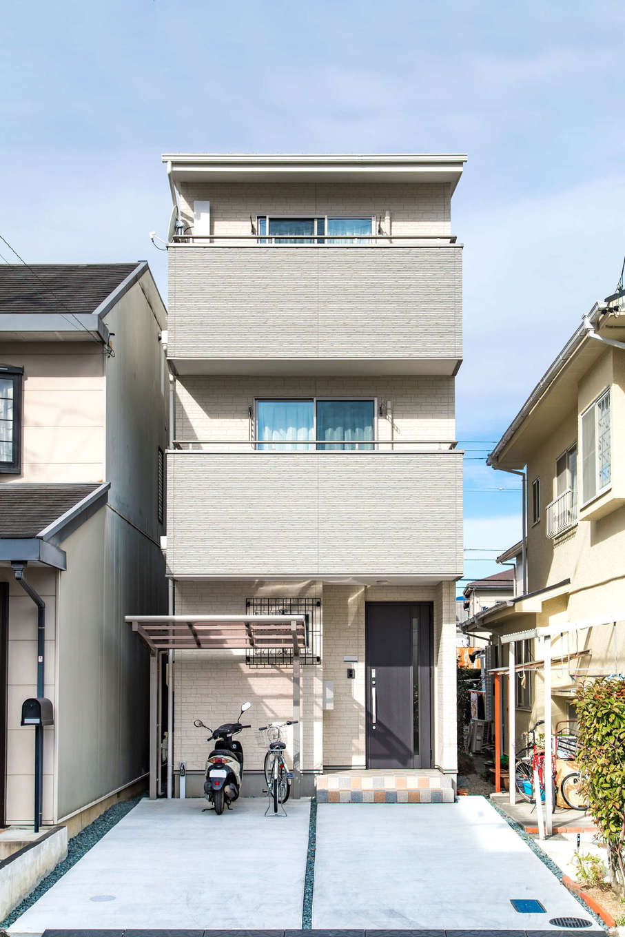 建築システム（狭小住宅専門店）【1000万円台、子育て、インテリア】S邸が建つ土地は、いわゆるうなぎの寝床。2台の車が置ける敷地を確保するために3階建てに。外壁は落ち着いた色調にまとめた
