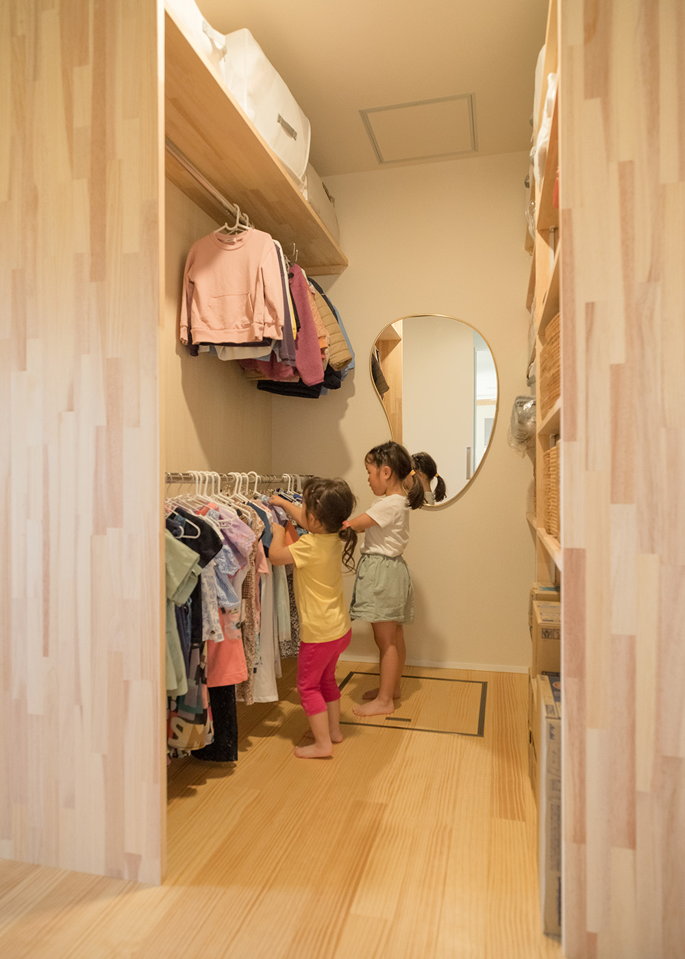 北伸建設【収納力、平屋、ガレージ】ファミリークローゼットは、子どもたちが自分で支度できるよう、ポールの高さを調節して設計