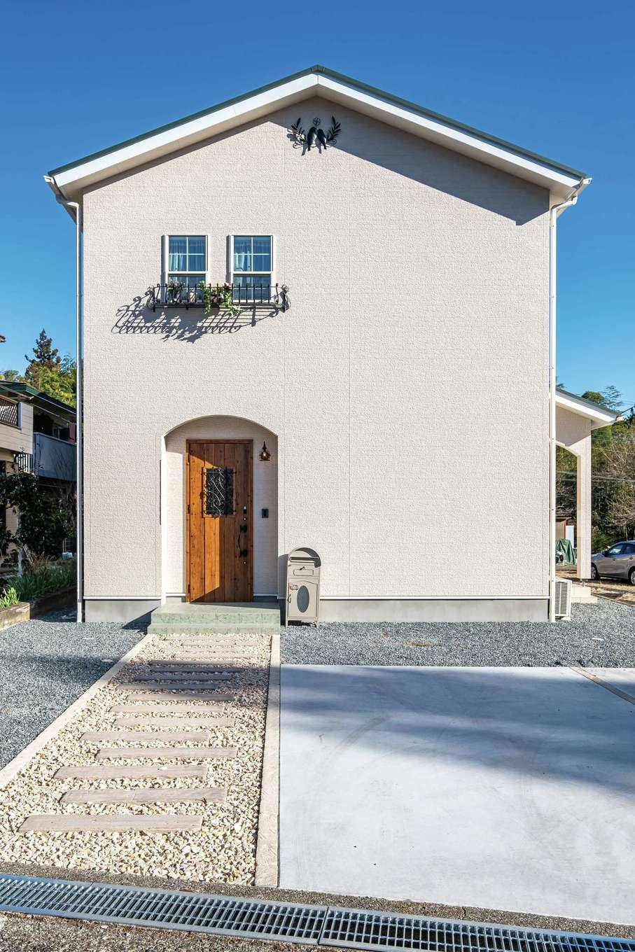 アフターホーム【デザイン住宅、輸入住宅、間取り】「三角屋根のかわいいお家」に憧れていた奥さまの夢が実現。アーチの垂れ壁、アイアンのフラワーBOX、妻飾りがバランス良く融合した家は、静かな森の中の一軒家のような雰囲気をまとう