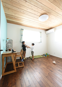 子ども部屋には水色のアクセントクロスを採用