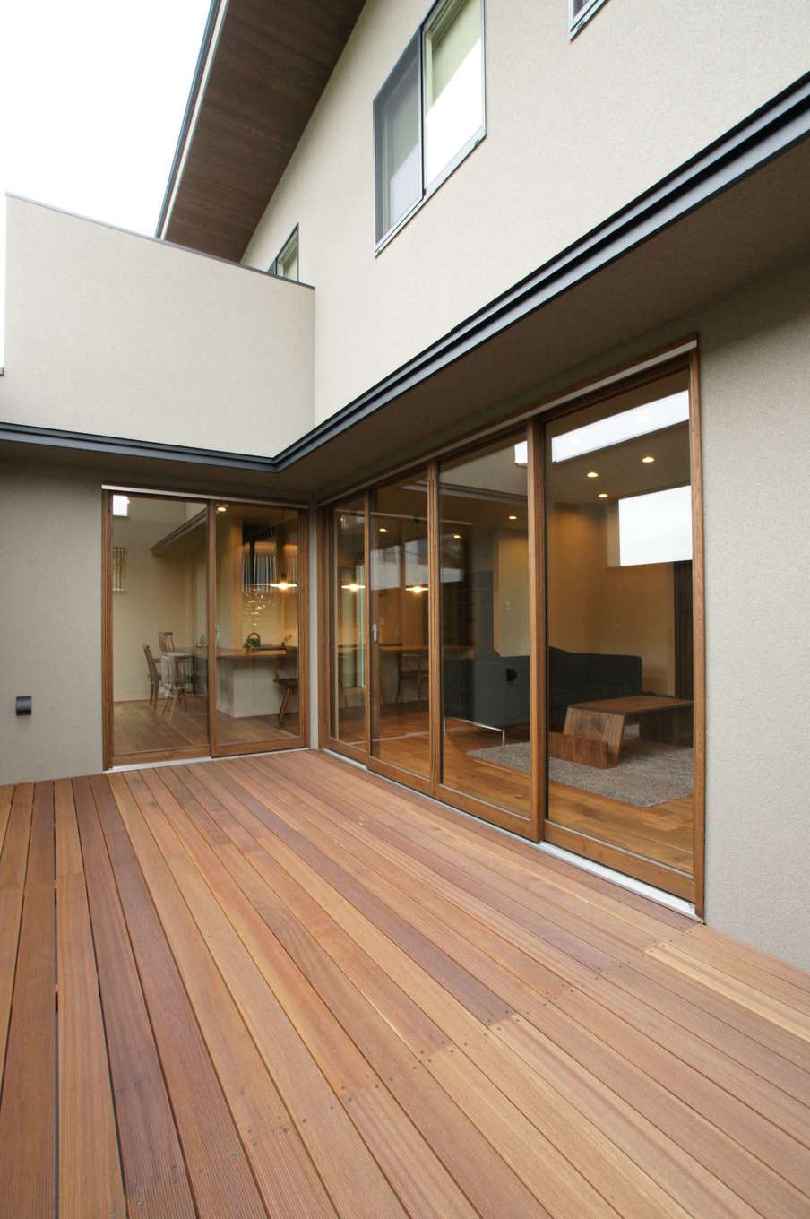 RIKYU 一級建築士事務所【デザイン住宅、建築家、ガレージ】2階のバルコニー。外からの視線を緩やかに遮りつつ、オープンエアの光と風を取り込み、BBQや天体観測など、アウトドアリビングとして楽しめる