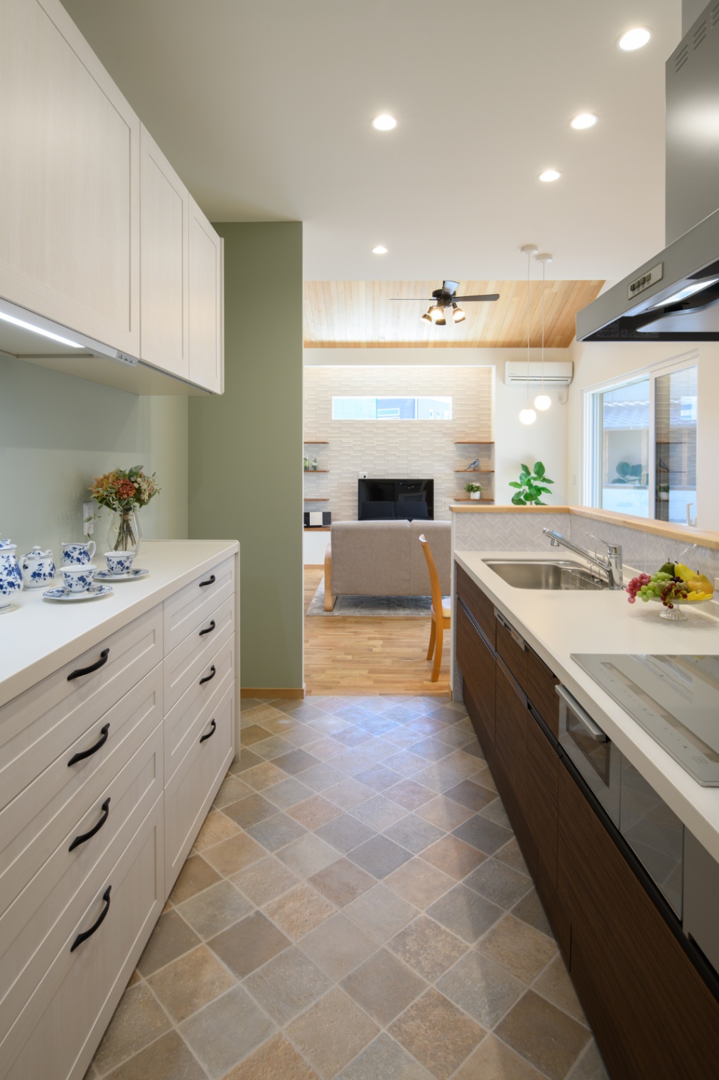 Sus∞Eco Home（サスエコホーム）｜収納力に優れたキッチン。清潔感あふれるホワイトとウッド調のキャビネットが、空間全体に明るさと温かみを加えている。