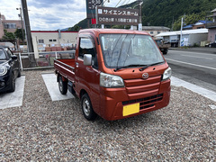 オレンジ色の軽トラック