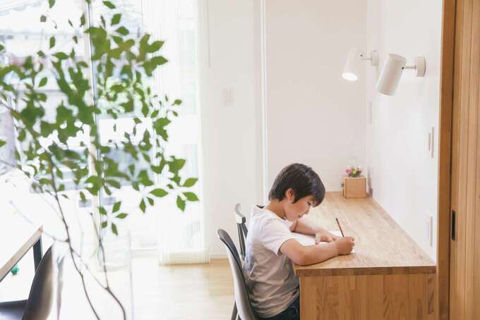 キッチンから見える位置に造作したスタディコーナー