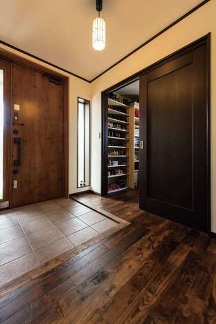 玄関はLDKと同じ栗天然木のフローリング。シューズクロークには愛犬の洗面スペースも