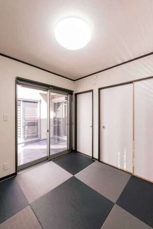 和室からも、リビングへと続く廊下からもテラスに出られる