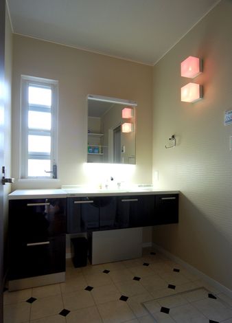 シンプルながらも、壁や床にアクセントを持たせているため決して地味な印象はない。色違いのキューブ型照明がカラフルでポップ！