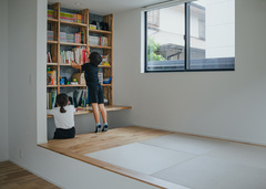 リビング内に設けた小上がりの畳コーナーには、掘りごたつのカウンターと大容量の本棚を造作。子どもたちのスタディスペースとして大活躍している