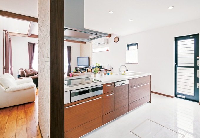 展示場で見て「これだ！」と決めたフルフ ラットのオープンキッチン。回遊性のある アイランドスタイルで、家族の動線も便利 に。大理石調のフロアがシック