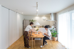 シンプルかわいいという言葉がぴったりダイニング。照明や家具も一緒に相談しながらチョイスした。