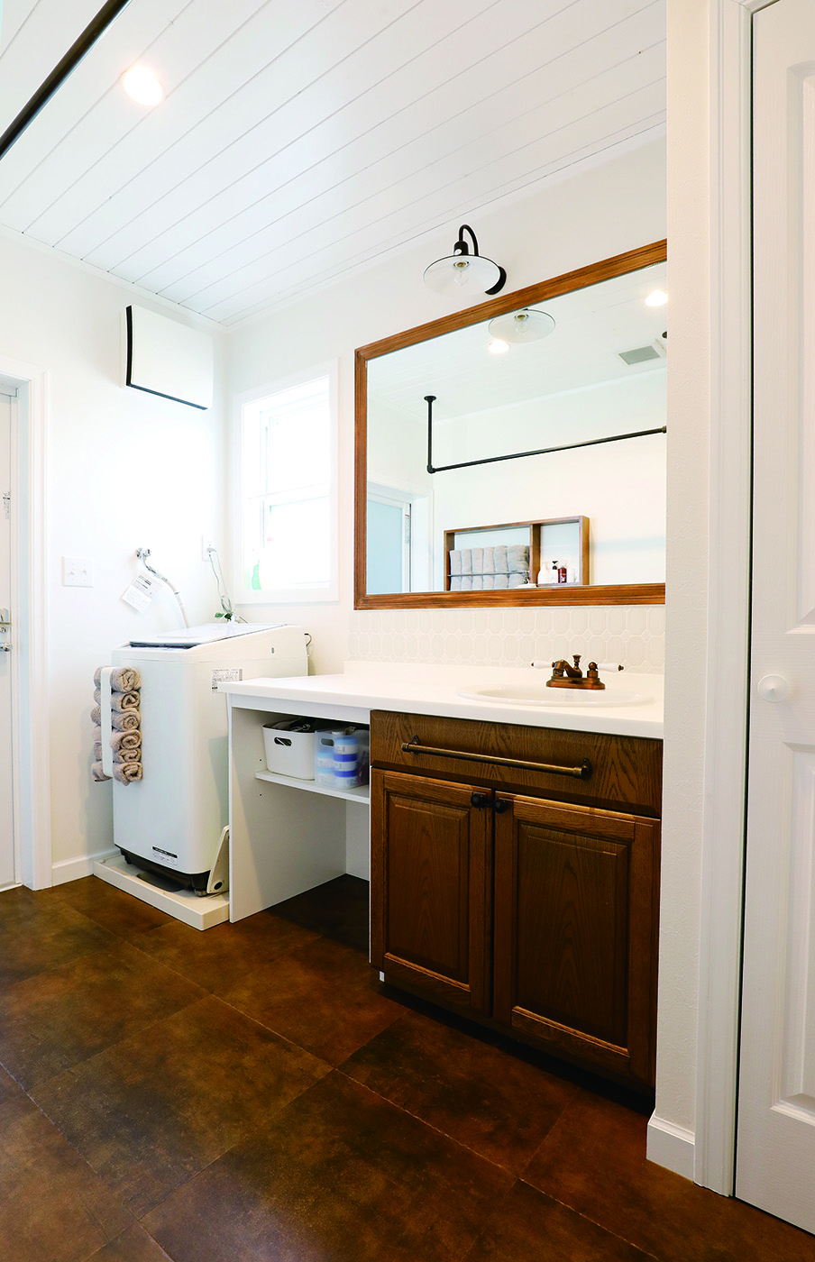 ジェネラルアメリカンホーム【デザイン住宅、輸入住宅、趣味】1階の洗面脱衣室も外観やLDKとテイストを合わせ、アーリーアメリカンなデザインで統一