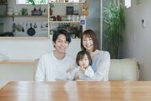 自然の中でのびのびと暮らせる家を希望して新築を計画。奥さまは絵本作家で、世界中のみんなが幸せになる絵本作りをテーマに創作活動を続けている。