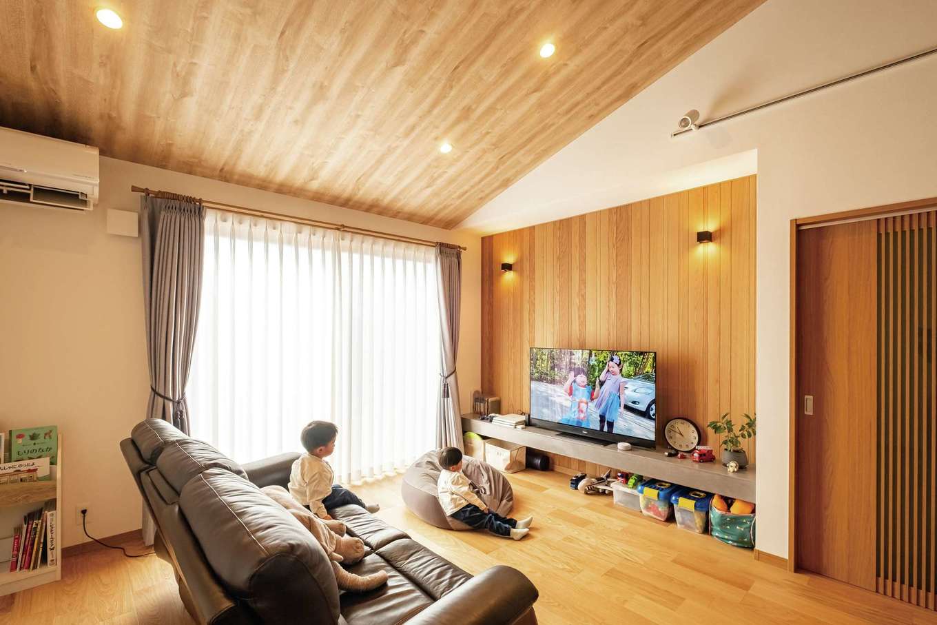 ぽっくハウス【リプルス】【省エネ、間取り、平屋】造作のテレビボードは、Wさん夫婦がDIYで防水漆喰塗料を一緒に塗って家づくりの思い出に。背面の木のボードは、『ぽっくハウス』からプレゼントされた宝物♪